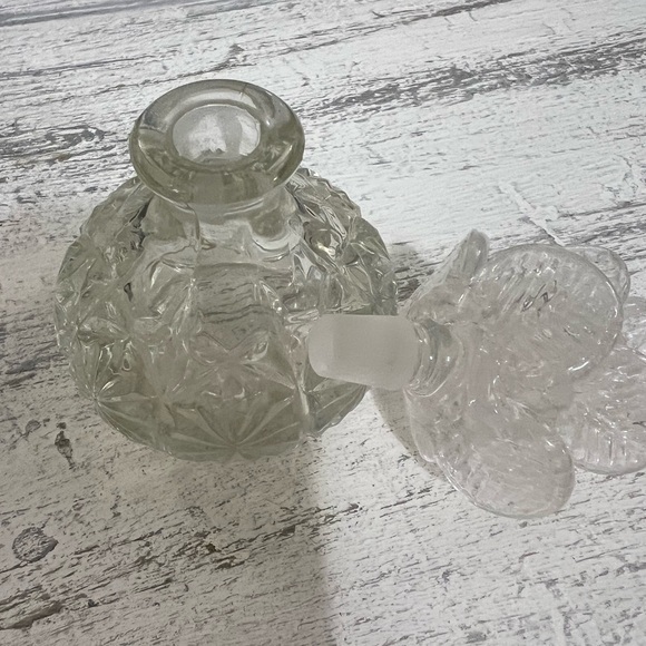 VINTAGE ETCHED CRYSTAL PERFUME BOTTLE WITH FLORAL TOP - Picture 7 of 8
